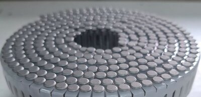 Coilnagels 2,5 x 50 Tape gebonden 15/16º Ring/RVS A4 platkop afgerond met geborstelde kop Rol a 200 stuks